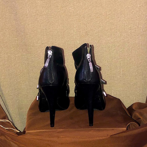 Chic ankle boots!! - Picture 3 of 3